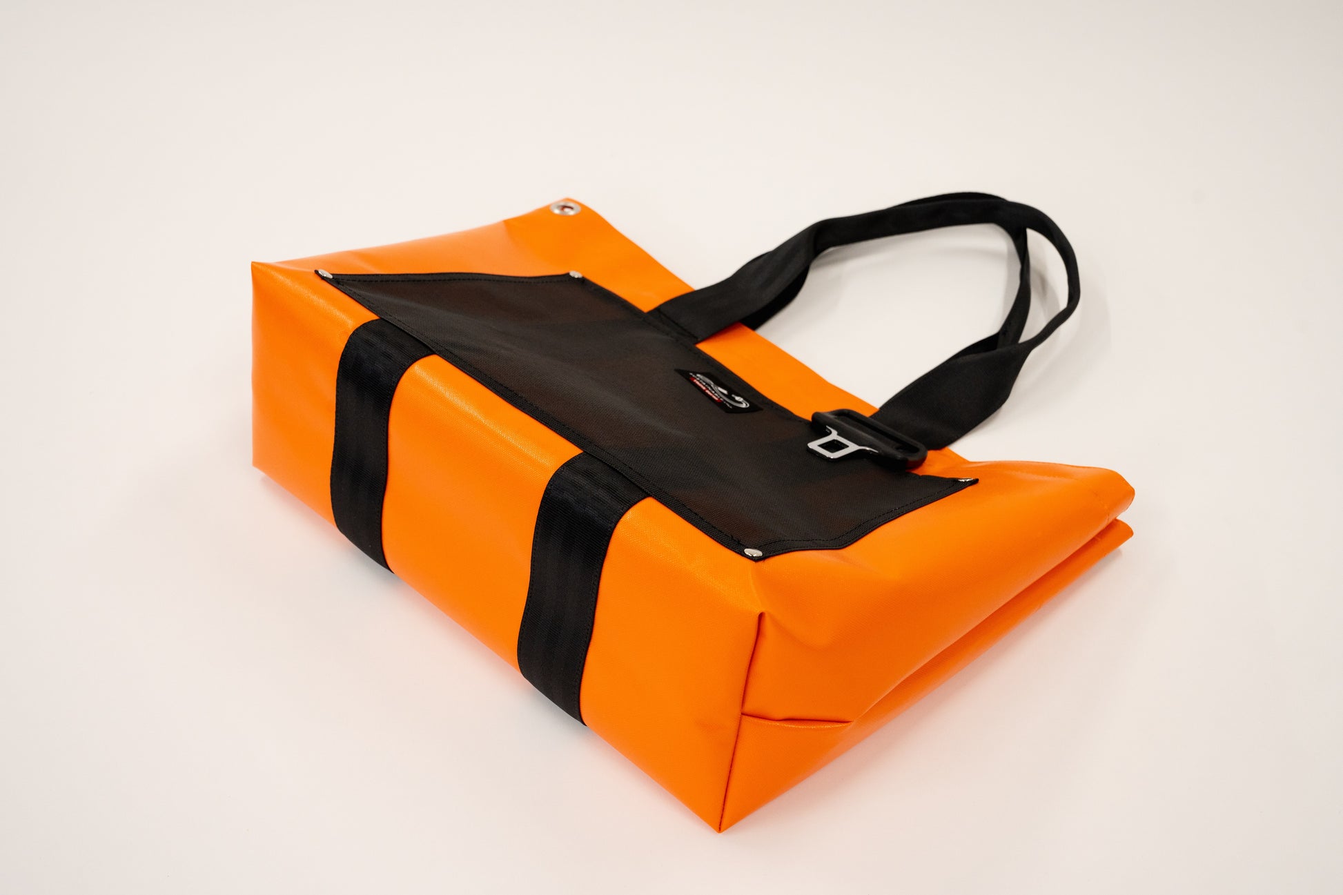 think scrap; thinkscrap; シンクスクラップ；アップサイクル製品；シートベルトトート；テントトート；企業コラボ製品；オレンジトート；収納量トート；ユニークトート；通勤トート；かっこいいトート
