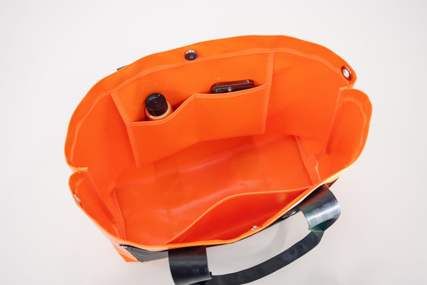 think scrap; thinkscrap; シンクスクラップ；アップサイクル製品；シートベルトトート；テントトート；企業コラボ製品；オレンジトート；収納量トート；ユニークトート；通勤トート；かっこいいトート